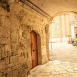 L'arco si trova di fronte alla Chiesa del Ges�, che si intravede sullo sfondo (Foto di Katia Moro)